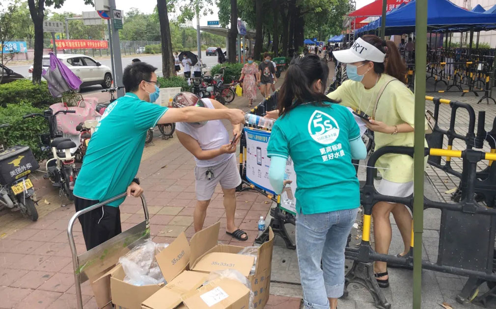 助力疫情防控|家乐事向疫苗临时接种点送清凉